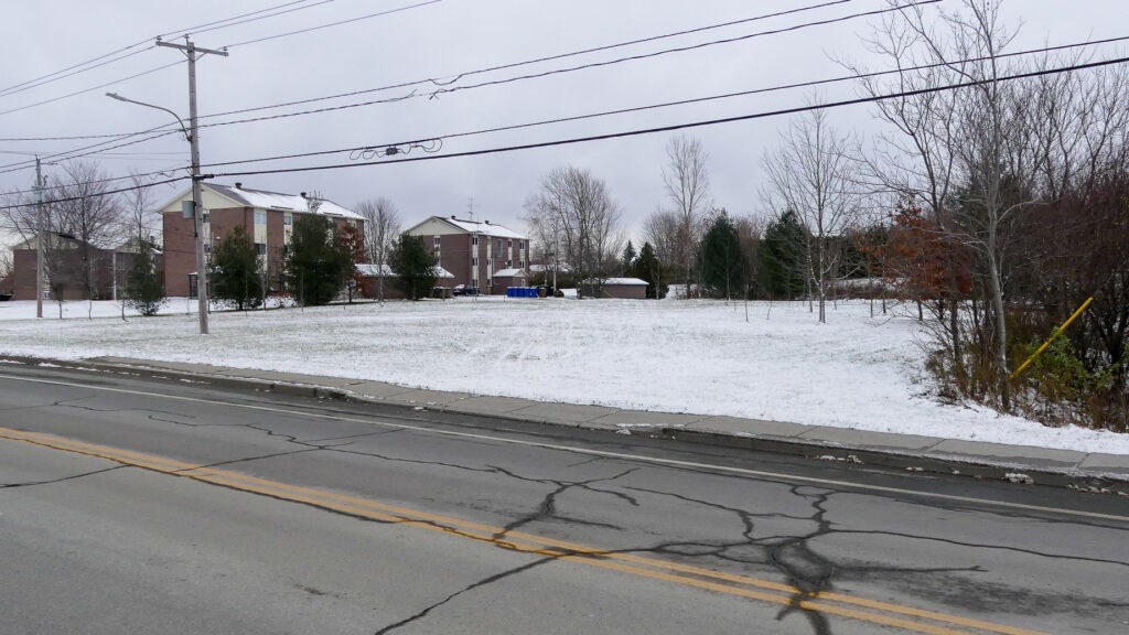 L’emplacement envisagé pour l’implantation du CPE Magimo à Racine est situé au coin Fontaine et de la route 243, juste en face de l’entreprise Symco.