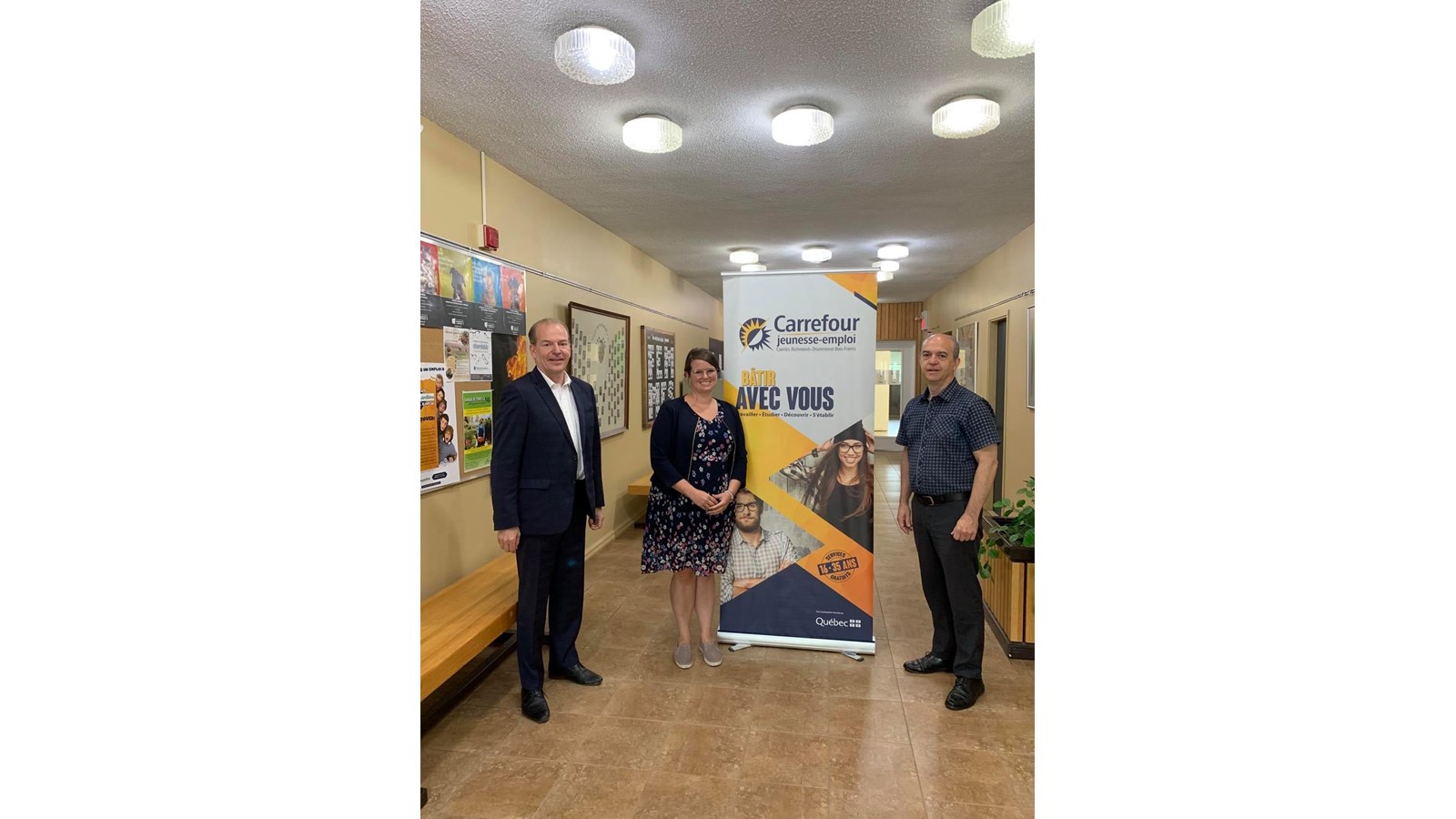 André Bachand, député de Richmond, Jade Lescault, directrice-adjointe du Carrefour, et Rémi-Mario Mayette, président du conseil d’administration du Carrefour jeunesse-emploi des comtés de Richmond et Drummond-Bois-Francs.