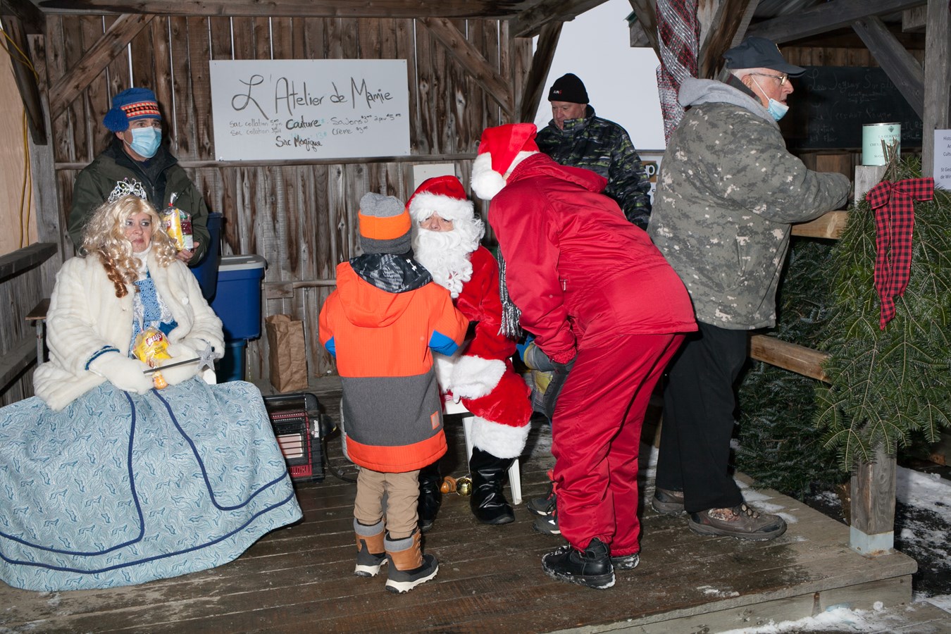 Le père Noël accompagné de la fée des étoiles en a profité pour remettre aux enfants, au nom des Chevaliers de Colomb, les traditionnelles bonbonnières remplies de friandises. 
