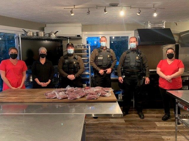 Mesdames Karynn Giard, France Blanchet (coordonnatrice) et Carline Côté, entourent les agents Alex Loiselle et Marc-André Lapierre, ainsi que le Sergent Alain Bourque.