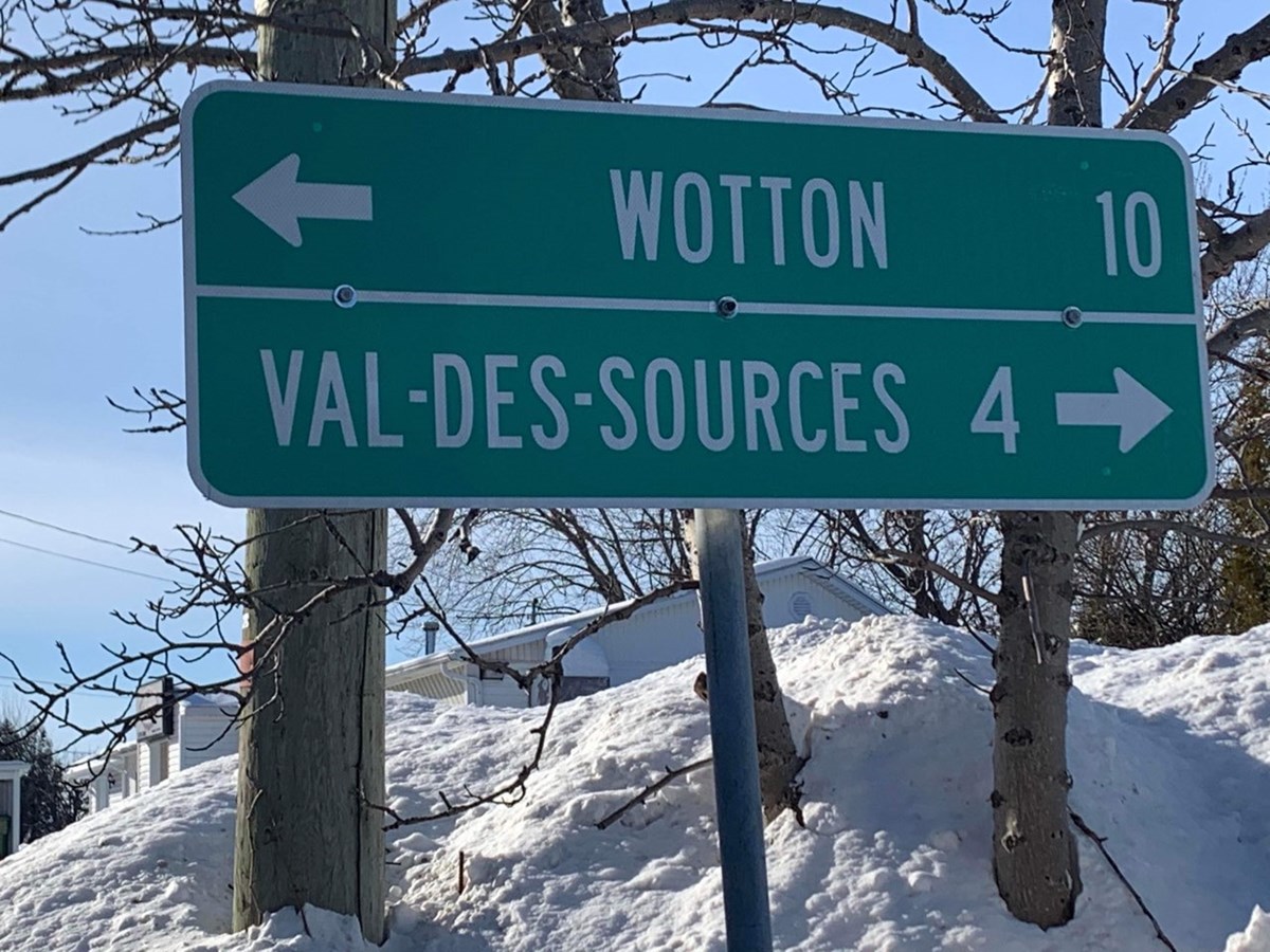 Val-des-Sources apparaît finalement sur les pancartes routières de la région