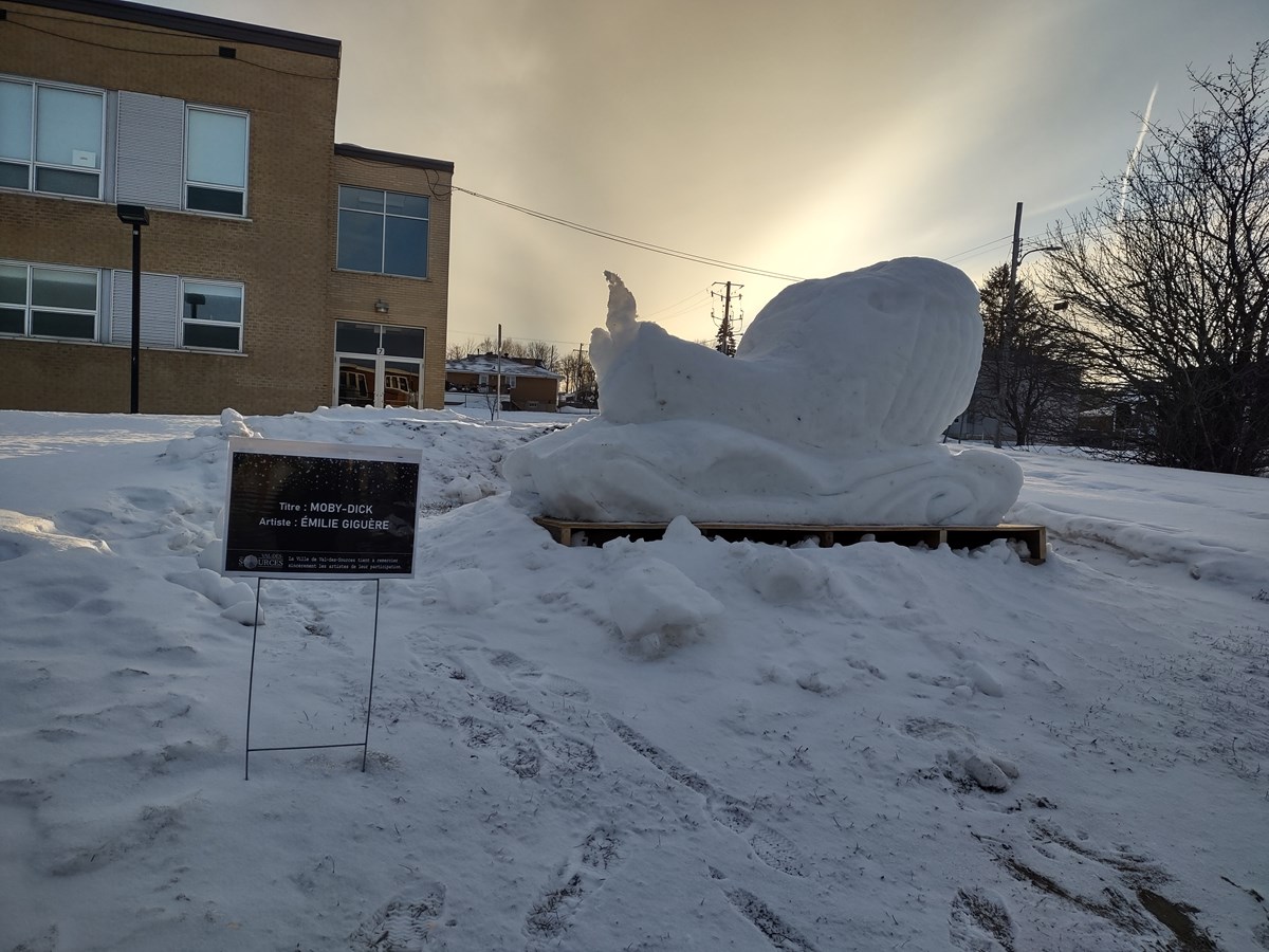 Des artistes et familles de Val-des-Sources se sculptent un peu de bonheur hivernal