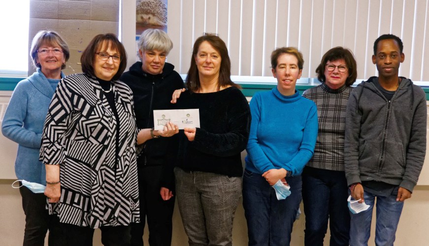 De gauche à droite : Doris Côté, Nicole Goudreau, présidente de la Corporation, Annie Boisvert (usagère), Louise Vigneux, DG de Défi Handicap des Sources, Sabrina Vallières (usagère), Ginette Ducharme et Maxim Dabel (usager).