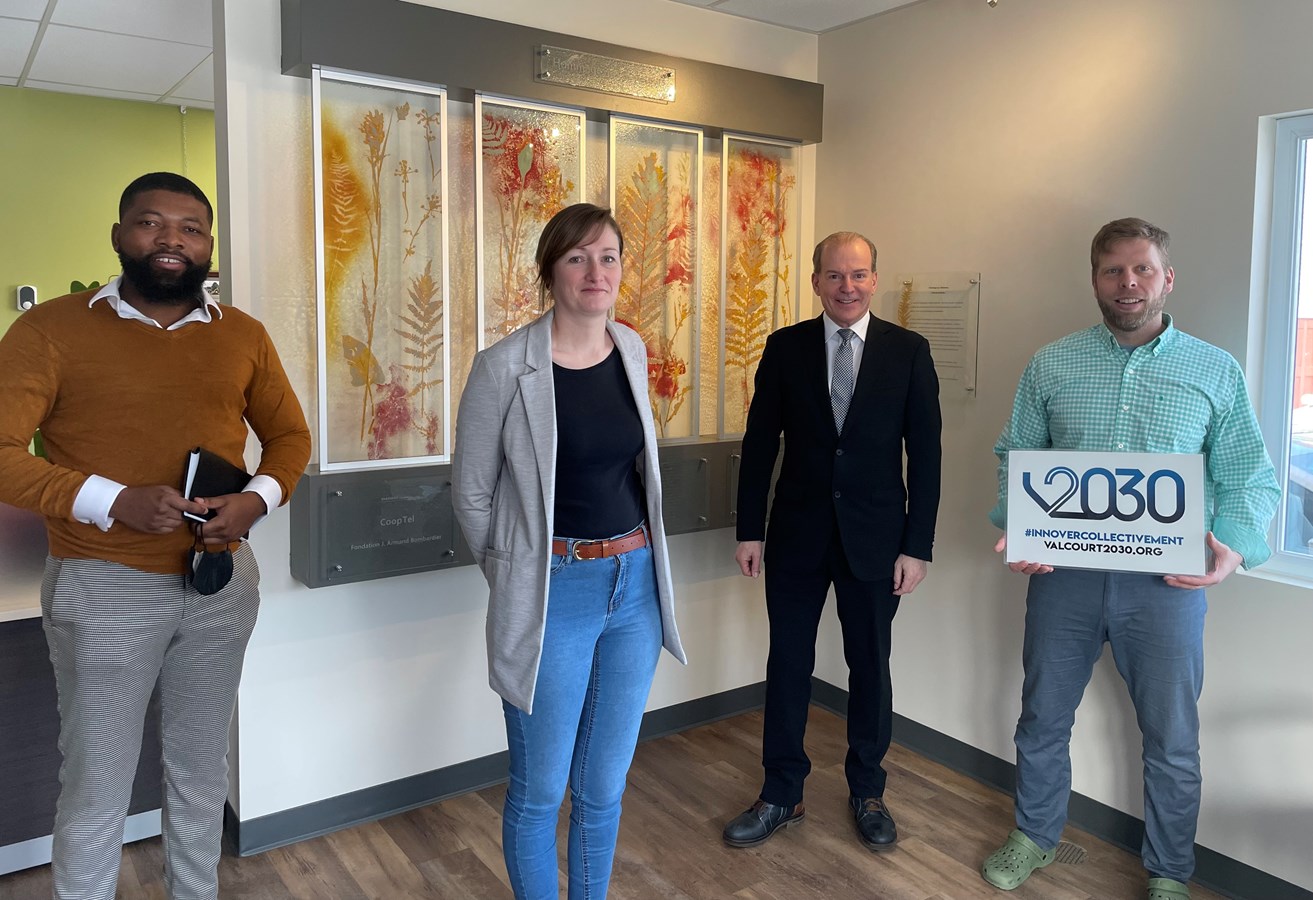 Fredy Farini, nouvel employé de Valcourt 2030, Laura Parent, vice-présidente de Valcourt 2030, André Bachand, député de Richmond et Kevin Bombardier, directeur général de Valcourt 2030.