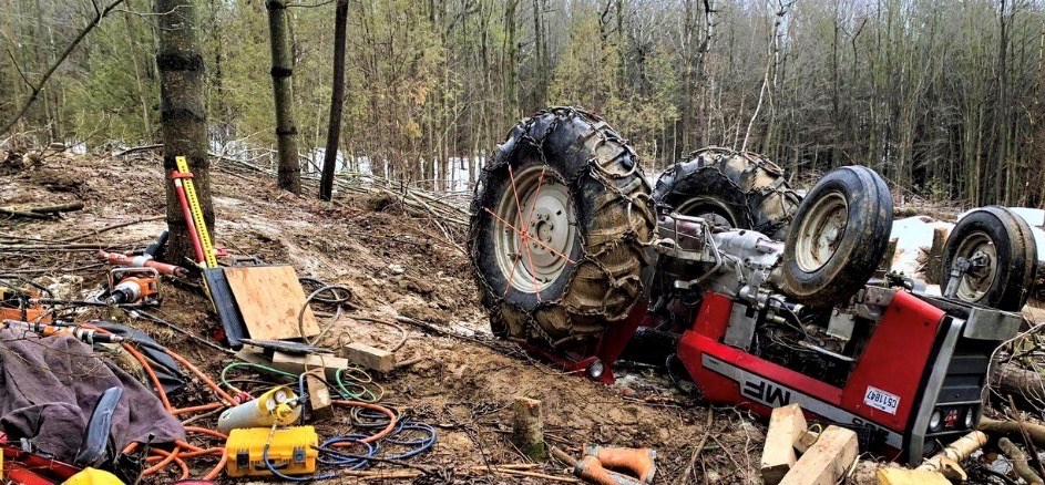 Coincé sous un tracteur