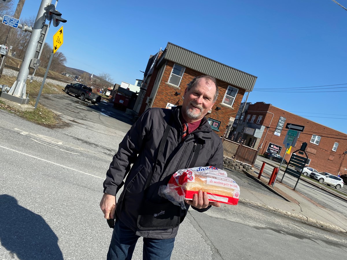 Jean-Guy Morin, Grand Chevalier, a mené ses troupes dans la vente des pains du Vendredi saint à Richmond.