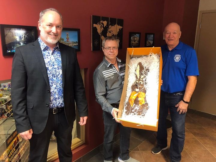 Sur la photo M. Stéphane Gosselin, directeur général de Coop Métro Plus, Yves Mathieu le grand-papa de Léa et Jacques Gauthier membre du club optimiste d’Asbestos.