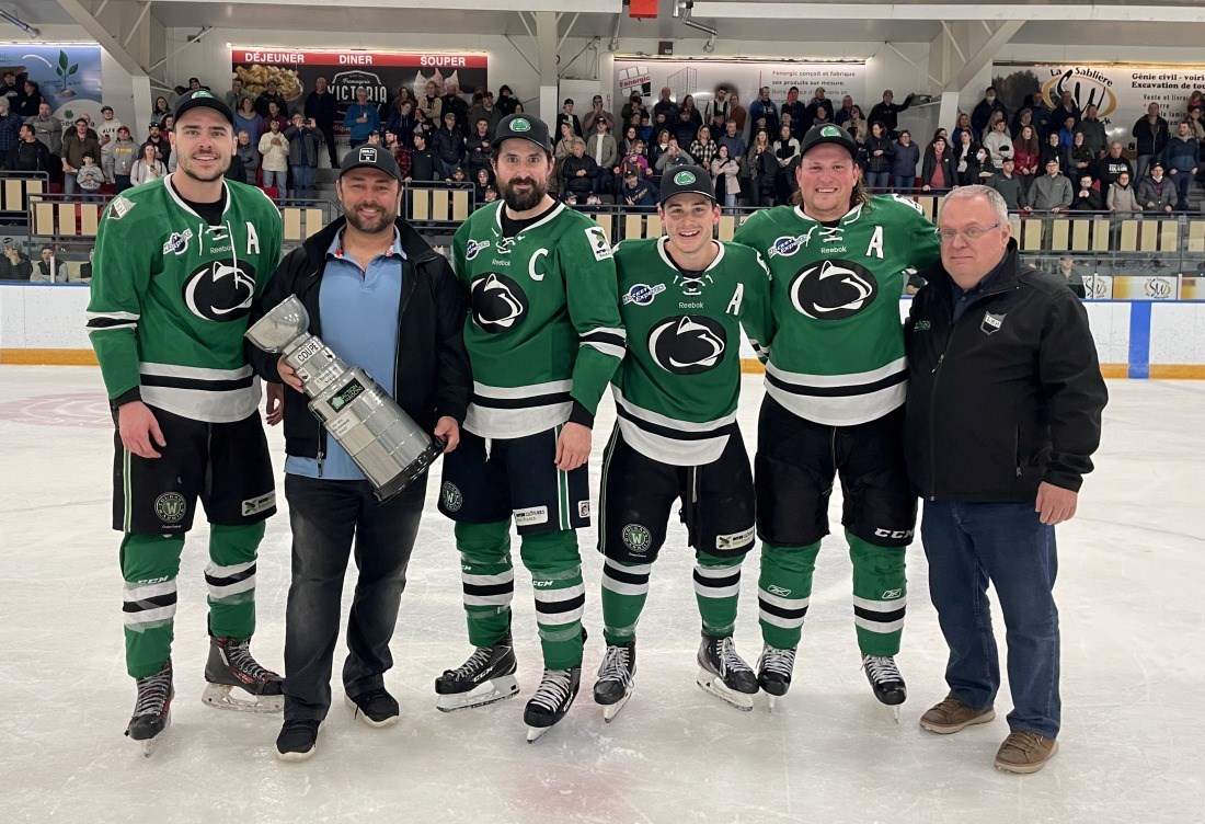 L’équipe gagnante de la finale, les Cougars à Warwick.