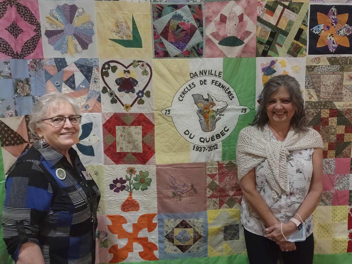 Mme Agathe Boissoneault et Mme Johanne Turgeon du Cercle des Fermières de Danville