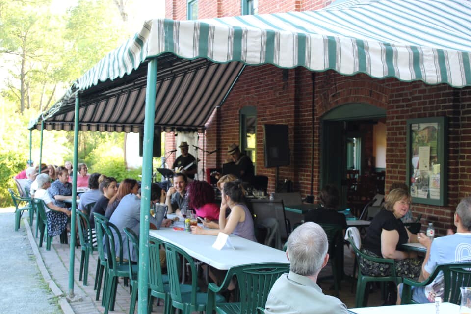 Les gens s’installeront donc sur la terrasse à l’extérieur pour écouter la prestation du chansonnier.