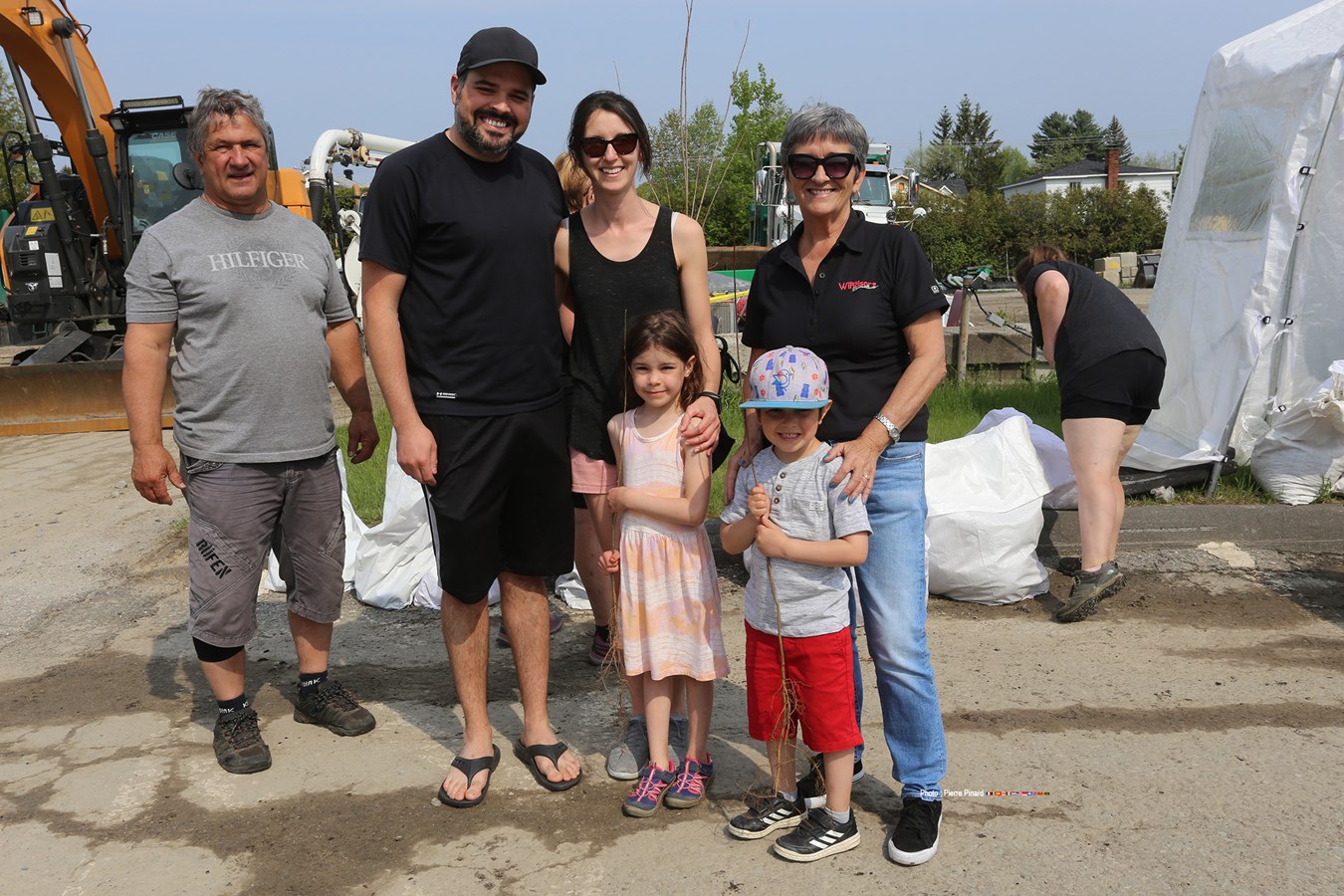La mairesse de Windsor, Sylvie Bureau, a pris part à l’opération de distribution du compost et des arbres.