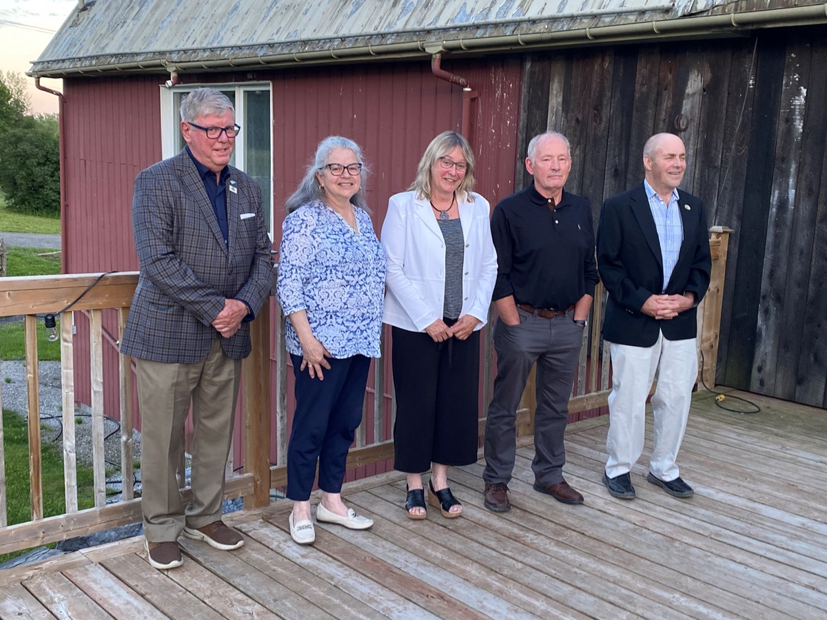 Bertrand Ménard, maire de Richmond, Martha Hervieux, mairesse de Kingsbury, Lynda Tétreault, mairesse d’Ulverton, Herman Herbers, maire du Canton de Cleveland, et James Johnston, maire du Canton de Melbourne, ont pris part à la séance de photographies.