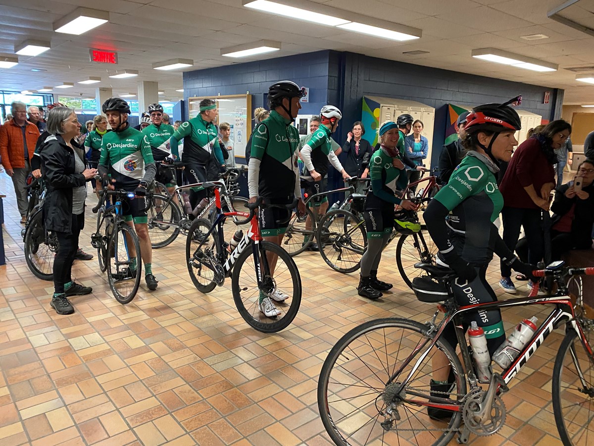 Comme prévu, les cyclistes sont arrivés à l’école du Tournesol vers 13 h 30, vendredi, sous l’œil un peu impatient des parents et amis venus les accueillir.