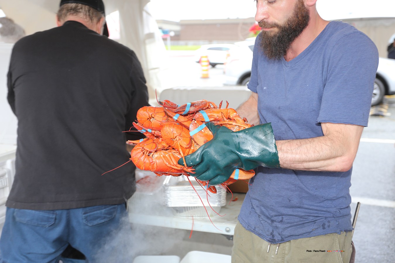 Les bénévoles ont servi pas moins de 520 repas lors de la journée de distribution des homards qui s’est déroulée en simultané à Windsor, à Richmond et à Valcourt.