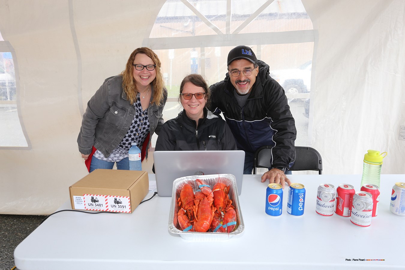 La distribution s’est déroulée sous l’œil attentif du président de la Fondation du CSSS du Val-Saint-François, Denis Dion (à droite). Il est accompagné par Nathalie Boisvert, du Centre d’action bénévole de Windsor, et par Josiane Perron, de la Fondation du CSSS.