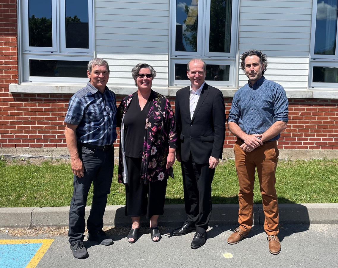 M.René Perreault, maire de Saint-Georges-de-Windsor, Mme Édith Pelletier DG du Centre de service scolaire des Sommets, M. André Bachand député de Richmond et M. Fréderick Audet, directeur de l’école Notre-Dame-de-l’Assomption.