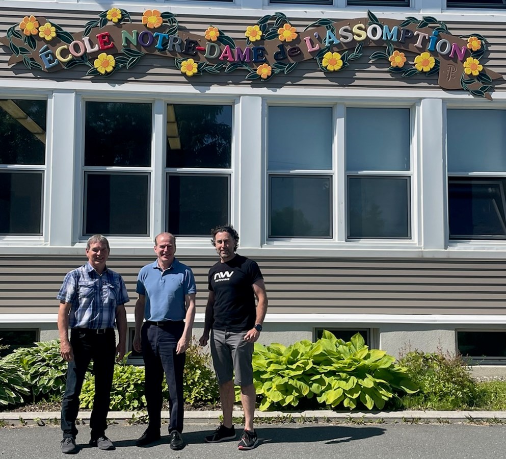 M.René Perreault, maire de Saint-Georges-de-Windsor, M. André Bachand député de Richmond et M. Fréderick Audet, directeur de l’école Notre-Dame-de-l’Assomption.