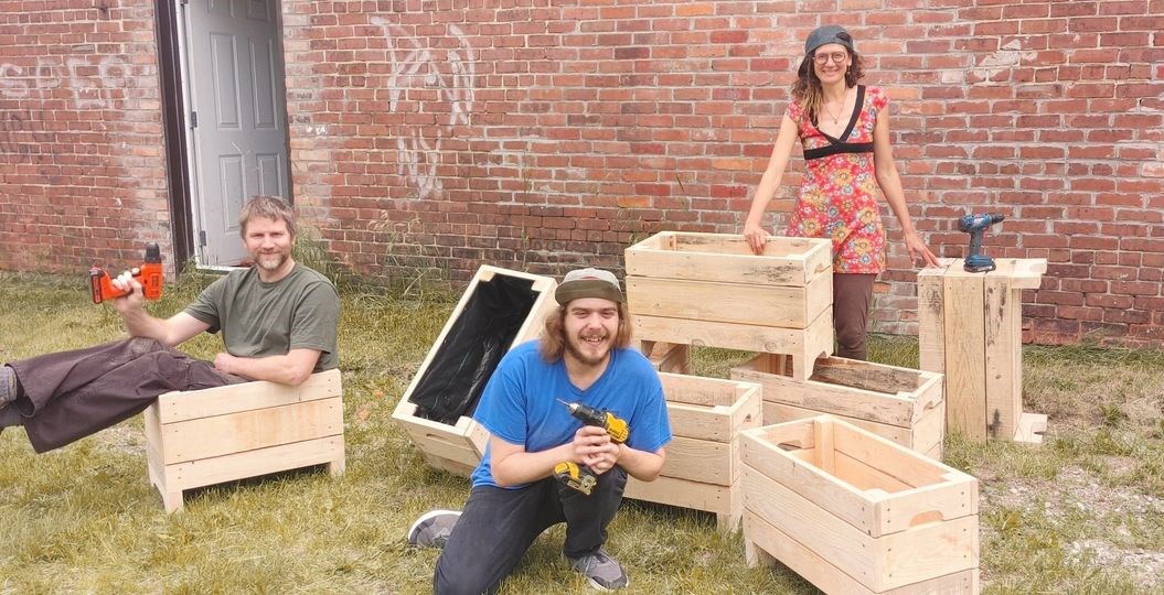 Martin, intervenant jeunesse au CJE, Jason, volontaire, et Marjolaine, agente de projet Jardi-Bac pour Les Tabliers en Folie.