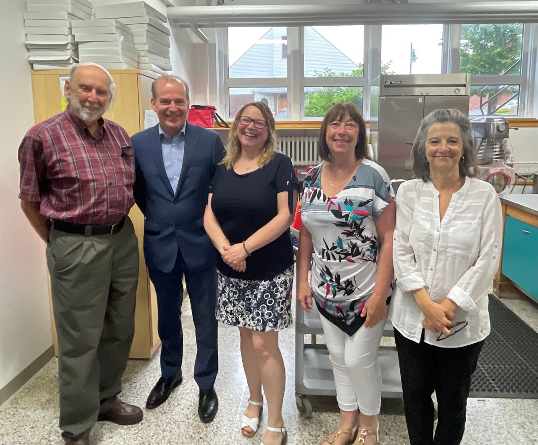 Sur la photo, on reconnaît André Lachaine, président du conseil d’administration, André Bachand, député de Richmond, Nathalie Boisvert, directrice générale, Louise Tremblay, coordonnatrice et Carole Poirier, secrétaire-trésorière du Centre d’action bénévole de Windsor.
