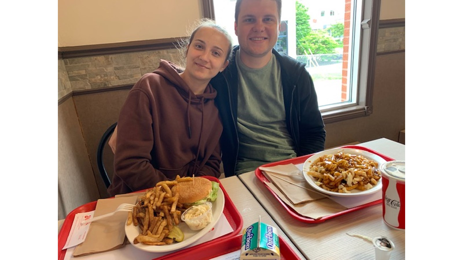 Violetta et Vladislav ont fait leur première expérience de fastfood québécois.