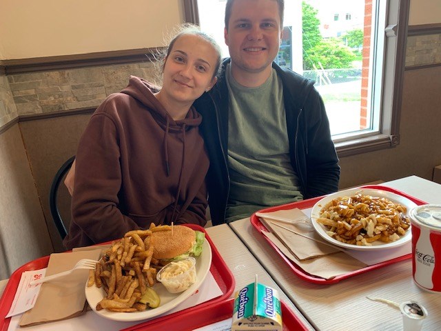 Violetta et Vladislav ont fait leur première expérience de fastfood québécois.