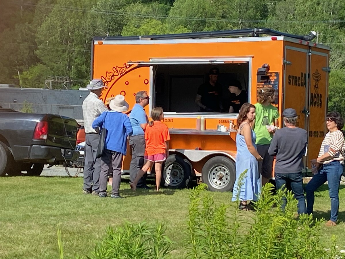 Les gens ont pu se restaurer au Food Truck Streeatacos.