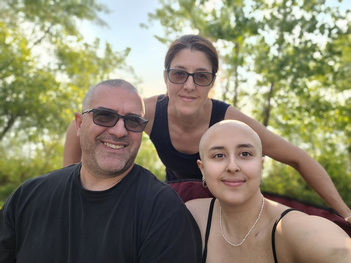 Emmy Pruneau garde le sourire malgré la situation. Elle est en compagnie de sa mère, Karine Cloutier, et de son père, Éric Pruneau.