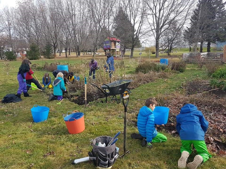 On aperçoit le jardin pédagogique aménagé pour les jeunes de l’école primaire.