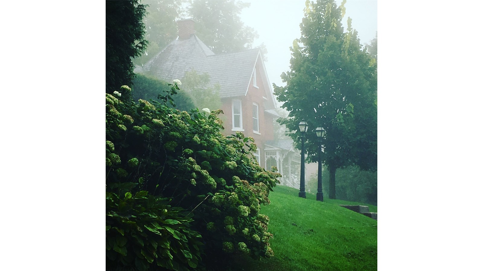 Le coup de cœur du public est allé à la photo « Matin brumeux à Richmond » du photographe Yvan Coulombe. Il s’agit d’une maison à toiture d’ardoises dans le quartier historique de Richmond.