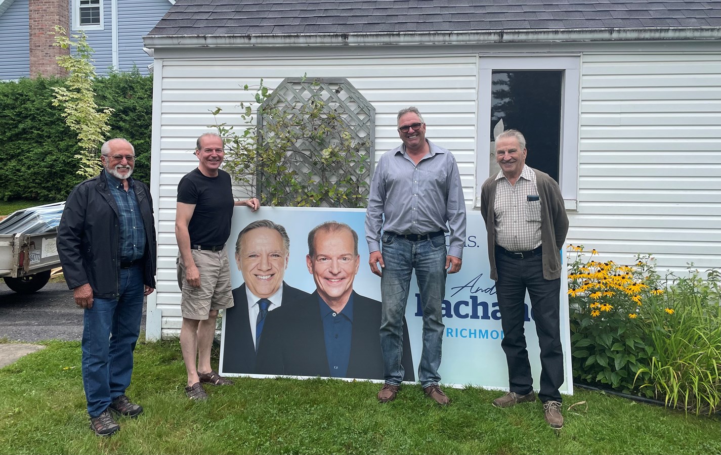 Bien sûr, en ces premiers jours de campagne électorale, André Bachand a vu à poser ses affiches électorales en compagnie d’une équipe de bénévoles.