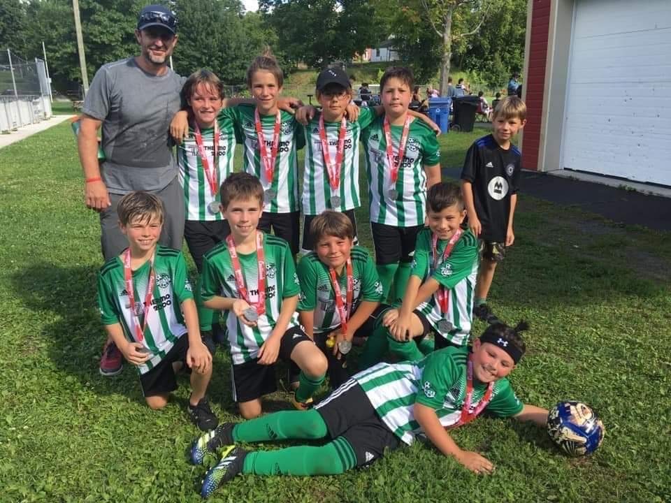 Le Celtic U10 Thermo 2000 des entraîneurs Jérôme Dubé et David Leclair ont obtenu la deuxième place lors du tournoi du Tournoi des frontières à Coaticook.