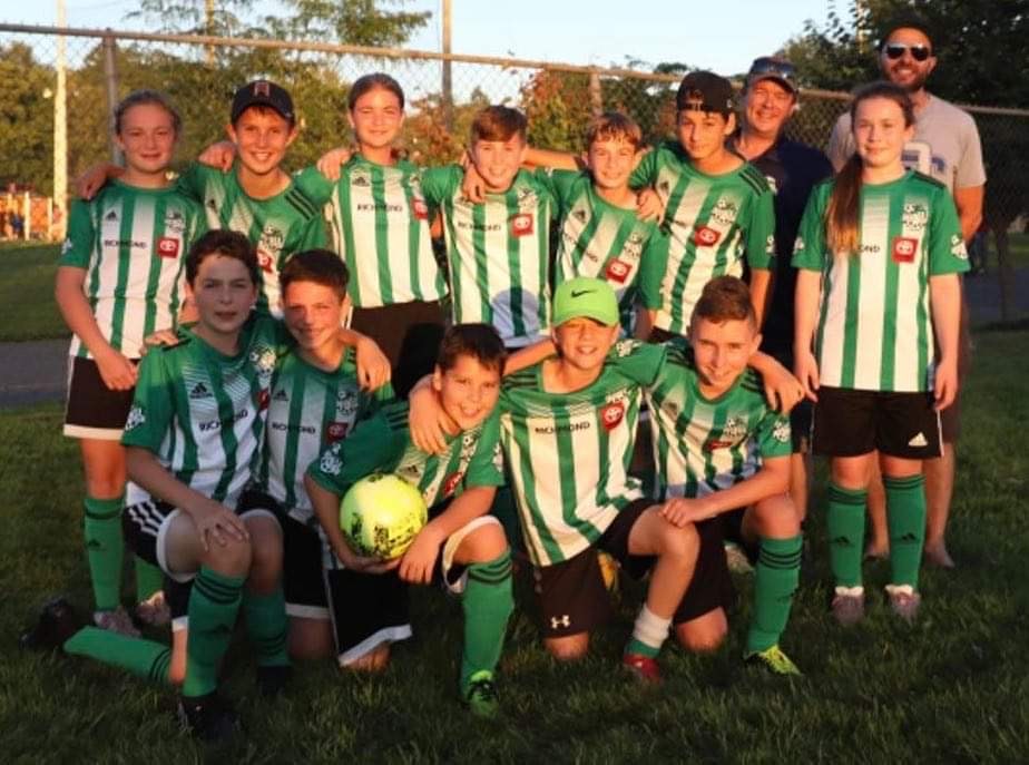 Le Celtic U12 Toyota Richmond, des entraîneurs Sébastien Péloquin et David Neveu, a récolté l’argent à Coaticook.