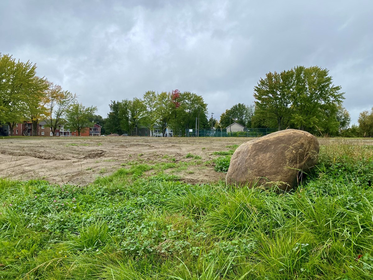 Les logements seront construits sur le terrain où on retrouvait d’anciennes écoles demeurées vides durant plusieurs années.