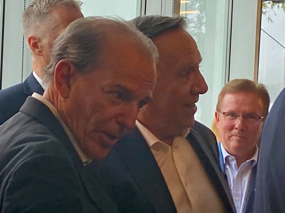 La semaine dernière, Daniel Veilleux (à droite) a reçu dans sa municipalité le premier ministre du Québec et chef de la Coalition avenir Québec, François Legault, ainsi que les sept candidats de la CAQ, dont celui de Richmond, André Bachand.