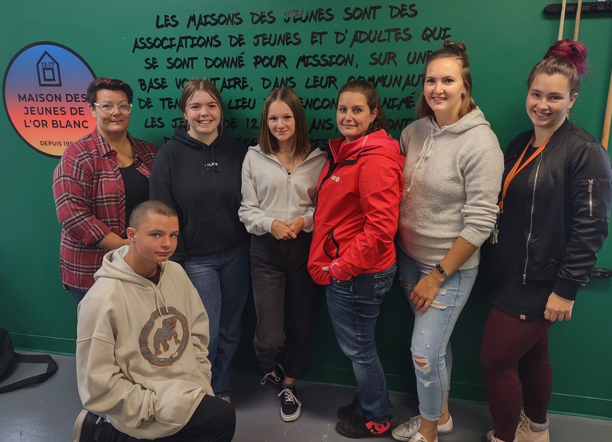 Les intervenantes en compagnie de quelques jeunes grandement impliqués au sein de la Maison des jeunes. Maryse Viens (Coordonnatrice), Alexis Corbeil, Julia Provencher, Laurianne Lapointe, Roxanne Bernard, Mélorie Chainey ( Animatrice) et Alexandra Gauthier-Bédard