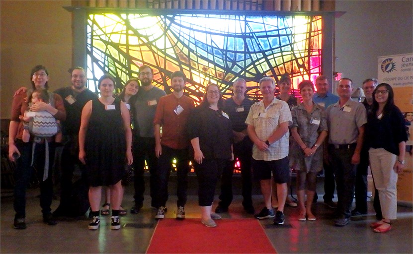 Les participants au 5 à 7 du séjour exploratoire qui a eu lieu le 9 septembre. De gauche à droite, rangée du fond : M. Jose Antonio Ojeda Escobar, participant, Mme Valérie Fortier, participante, M. Joel Adria, participant, M. Jacques Gosselin, directeur général du Carrefour Jeunesse-emploi comté de Johnson, Mme Cathy Varnier, coordonnatrice Valfamille, M. Hervé Provencher, maire de Saint-Claude, M. Pierre Tétrault, maire de Valcourt. De gauche à droite, à l’avant : Mme Éliane Boyer (et bébé Joseph), participante, Mme Amélie Paiva, participante, M. Arsène François, participant, Mme Marie-Soleil Maurice, agente Place aux jeunes Val-Saint-François, M. Luc Cayer, préfet de la MRC du Val-Saint-François et maire de Stoke, Mme