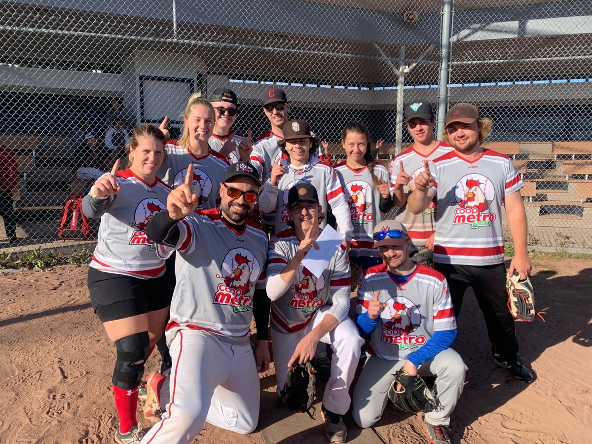 L’équipe Coop Métro, Champions de la 1ere édition du tournoi de balle du Nordik Blades de Val-des-Sources de la LRH.