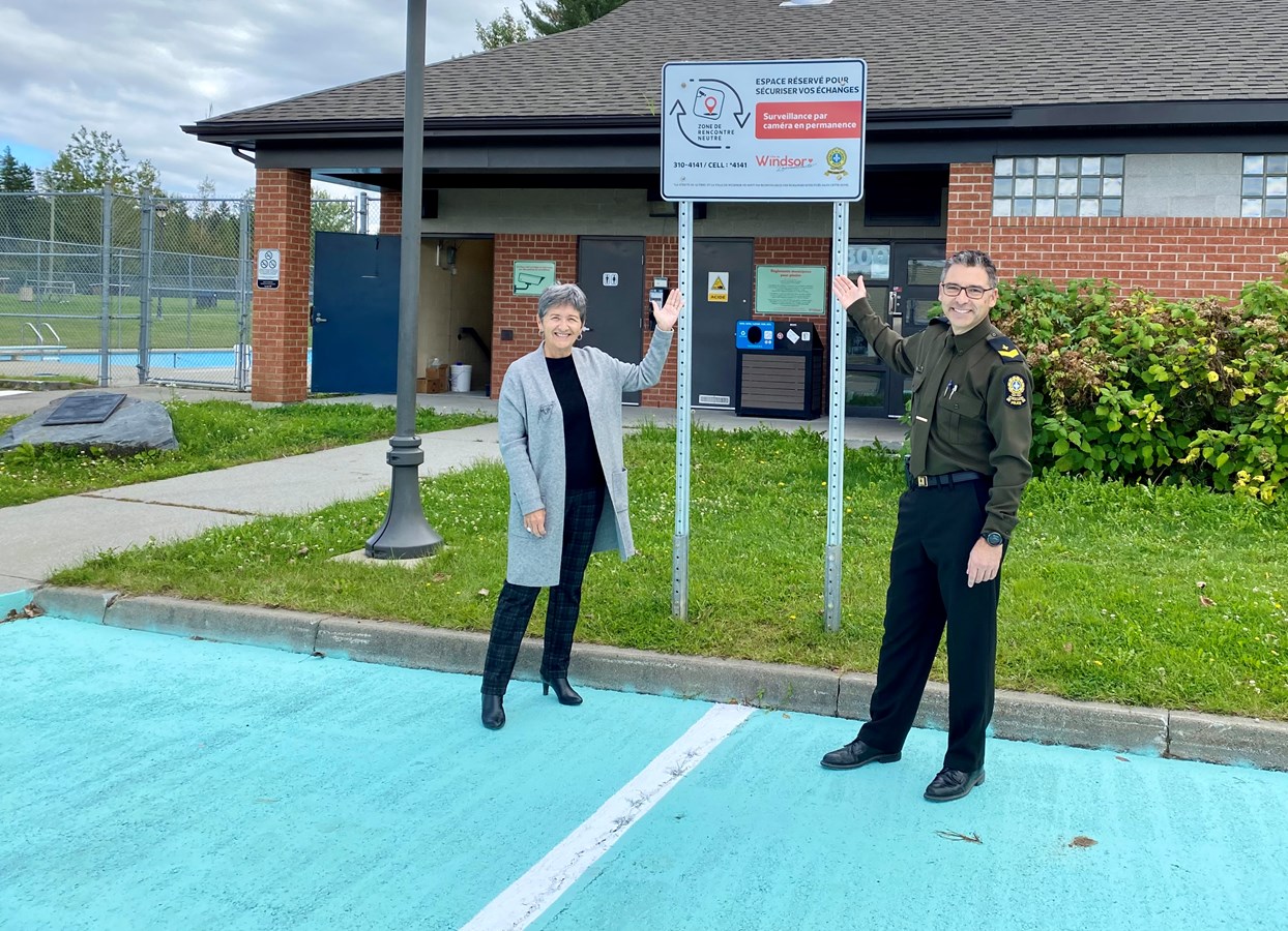 Sylvie Bureau, mairesse de Windsor, et le sergent François Lemelin, responsable du poste de la MRC du Val-Saint-François de la Sûreté du Québec, ont inauguré la zone neutre à Windsor.