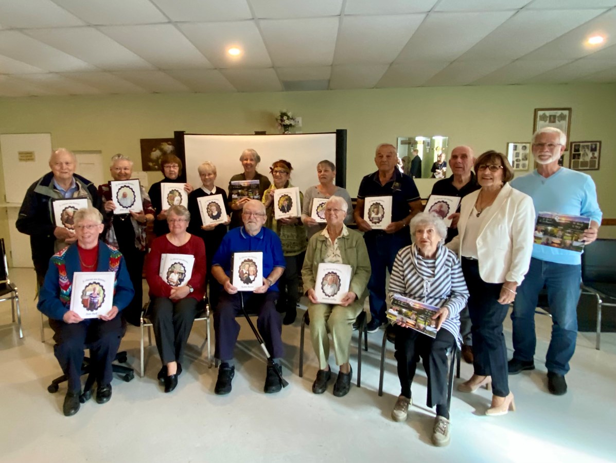 Dans ce calendrier-bottin, la table de concertation rend hommage à douze aînés du Val-Saint-François (un chaque mois) et livre des informations pertinentes sur les services offerts dans la communauté.