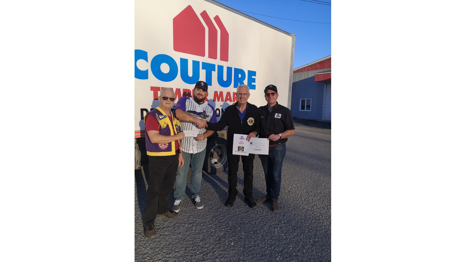 Denis Bouchard (Club des Lions), Joe Kirby, Théo Bloom (Club des Lions) et Marcel Couture (Couture Timber Mart), lors de la remise d’un chèque de 2000 $ au programme de baseball de l’école secondaire régional de Richmond.