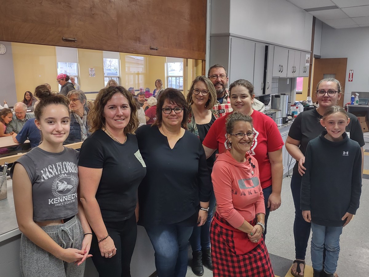 Les membres du comité organisateur, Wanda Cox et Geneviève Desharnais, respectivement 3e et 4e (avant) à partir de la gauche sont accompagnées sur la photo de généreux bénévoles présents lors du brunch du salon des artisans ADS les 12 et 13 novembre derniers.