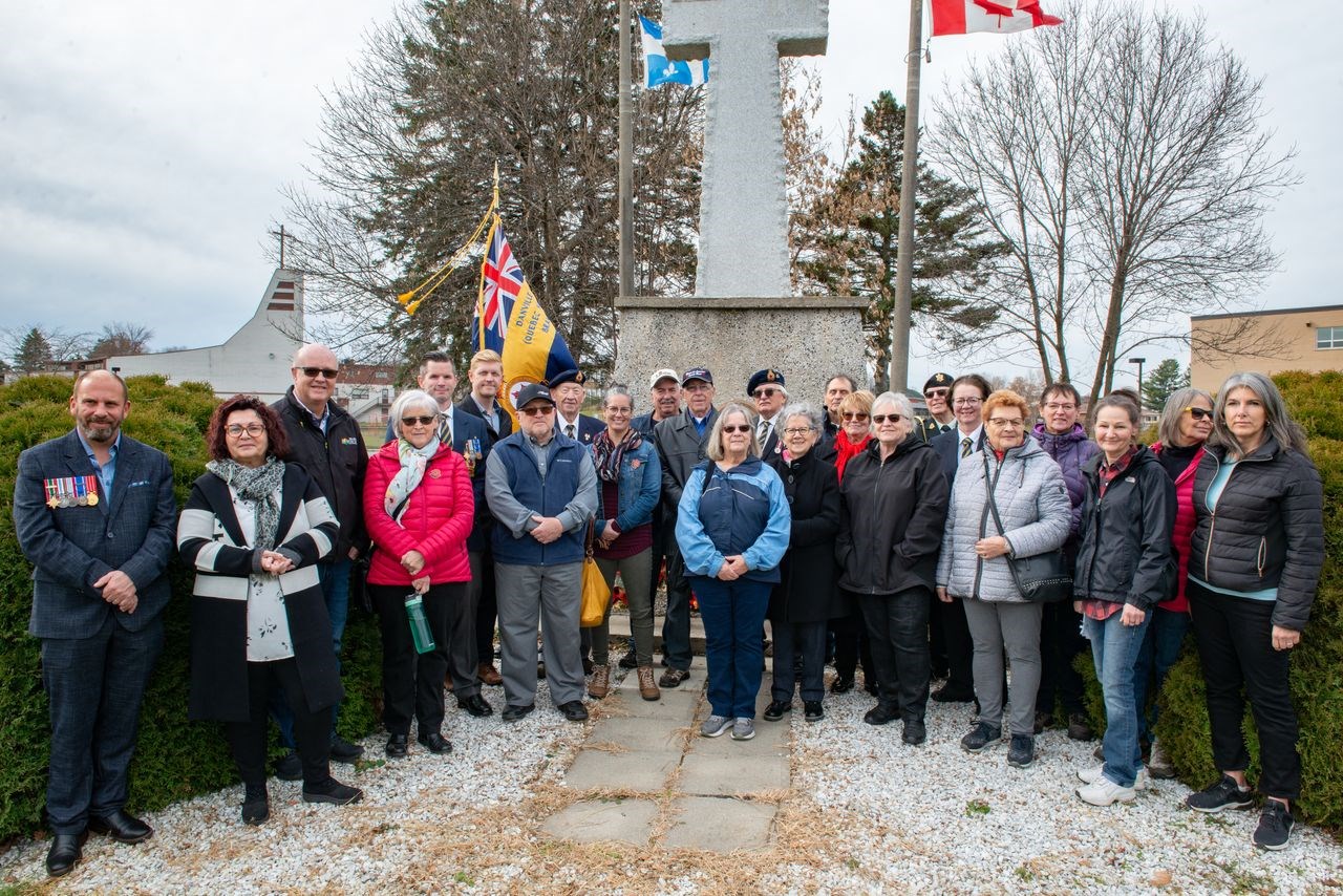 La Filiale 041 de la Légion Royale Canadienne à tenue une cérémonie hommage au Cénotaphe de Val-des-Sources le 11 novembre dernier et à laquelle ont pris part plusieurs personnalités des milieux politiques et communautaires, dans le cadre du Jour du Souvenir.