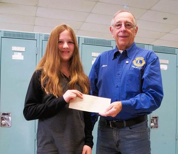 Mariane Maurice récipiendaire d’un prix de 100 $ pour l’obtention de la première place dans le district en compagnie de M. Marc DesRosiers, président de la zone.