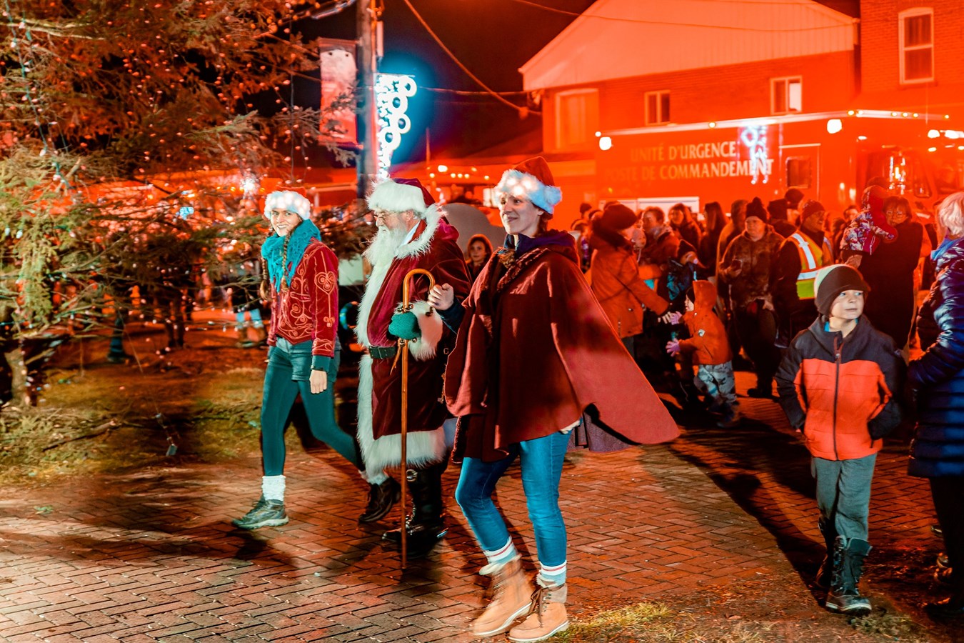 Le père Noël a pris beaucoup de plaisir à rencontrer les enfants sur le trajet du défilé.