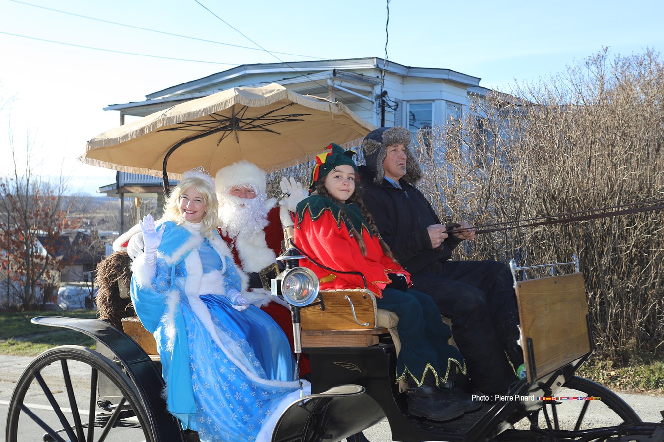 La visite du Père Noël était très attendue par les gens présents.