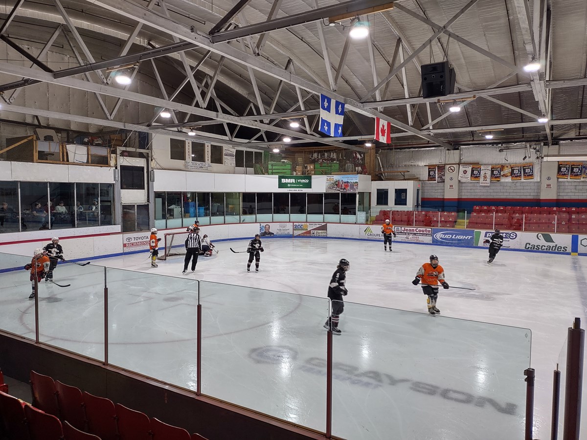 Le tournoi de hockey intermédiaire demeure un incontournable à Val-des-Sources
