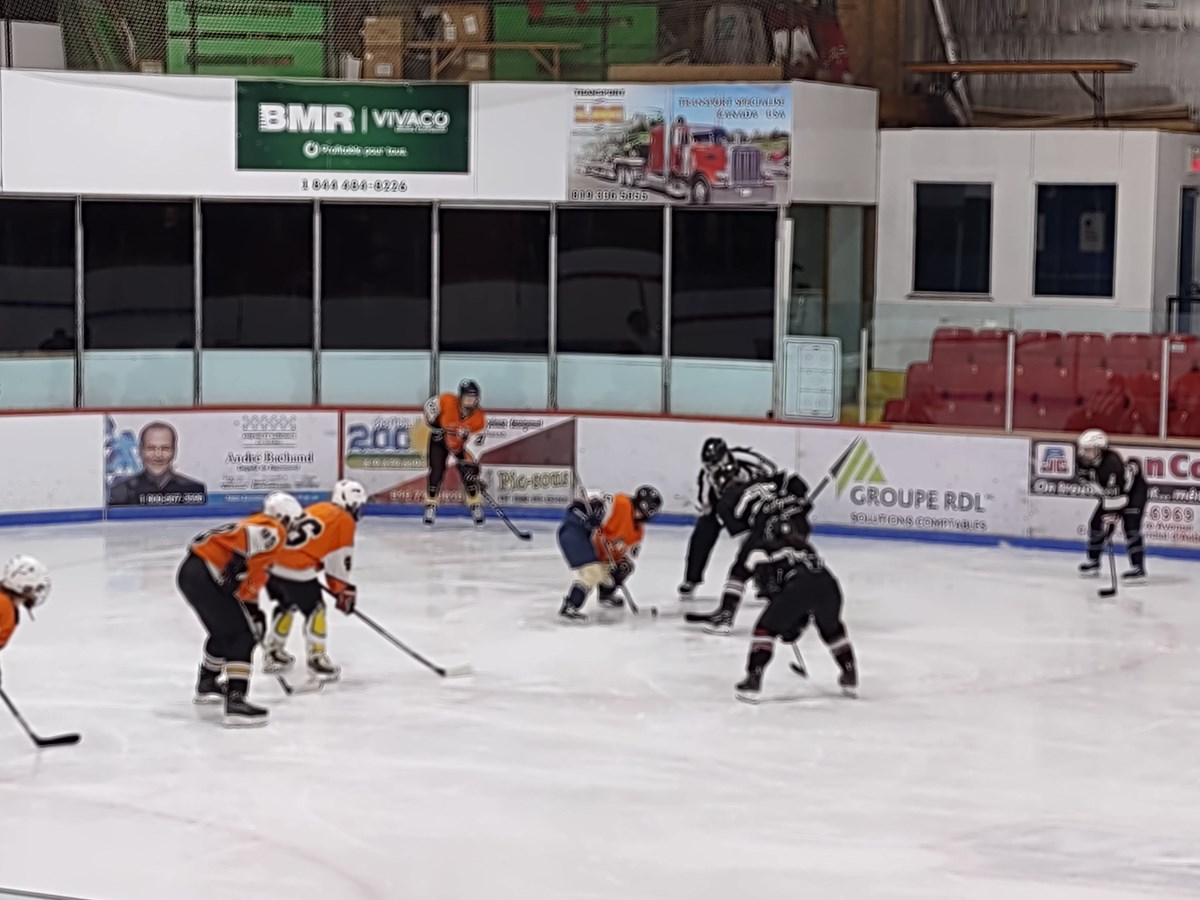 Le tournoi de hockey intermédiaire demeure un incontournable à Val-des-Sources