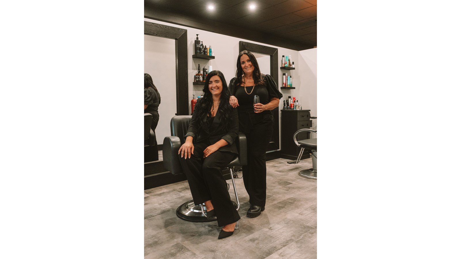 L’ancienne propriétaire du Salon Le Look, Johanne Pearson (à droite), travaille pour l’actuelle propriétaire. Amanda Garrett a pris possession du commerce le 1er janvier 2019.