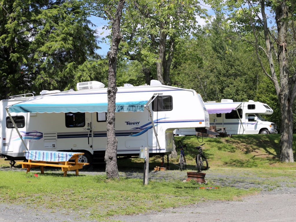 Avec ses 29 terrains (rustique, 2 ou 3 services), le camping se situe aux abords de la rivière Watopeka, à quelques minutes de marche des services de divertissement municipaux.
