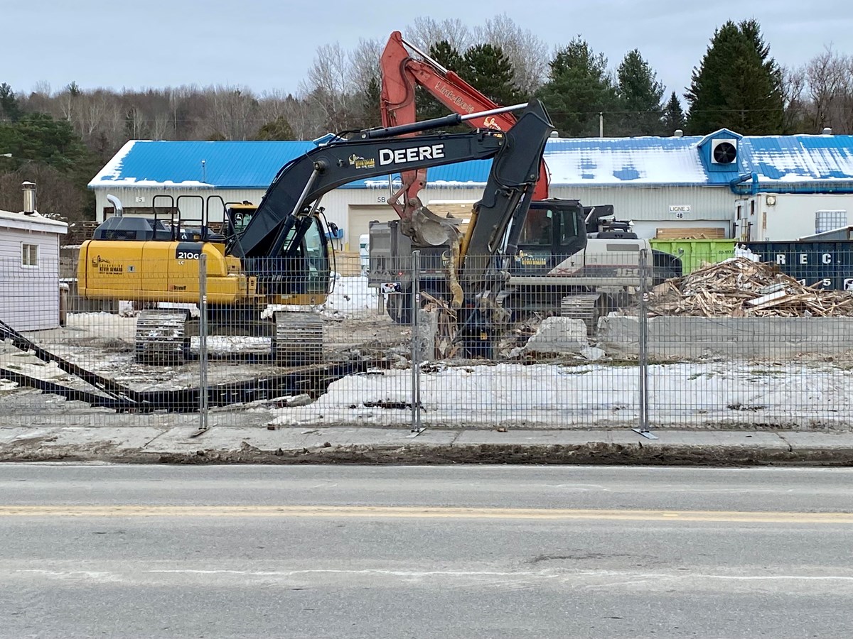 Herwood a fait démolir une résidence lui appartenant près de l’usine de la rue Principale Nord. Cette espace servira à l’agrandissement du parc de stationnement pour le personnel.